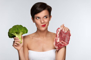 Frau mit Broccoli & Fleisch: Wie geht kalorienarm grillen?