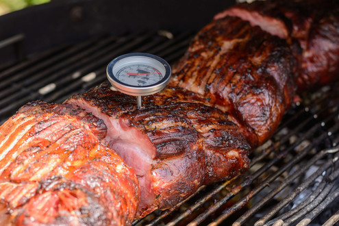 Grilltemperatur bestimmen: Dickes Fleisch auf dem Grill mit Thermometer