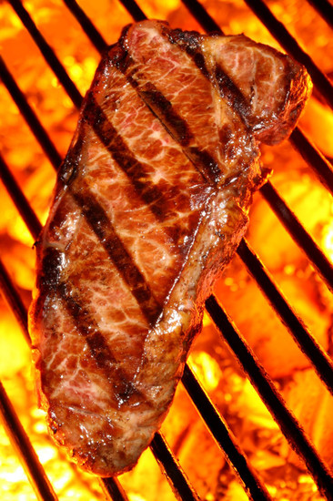 Steak mit Grillmuster durch direktes Grillen